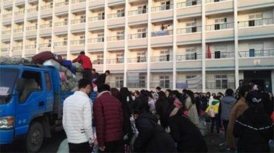 一中學校初中部教學樓桌椅搬運